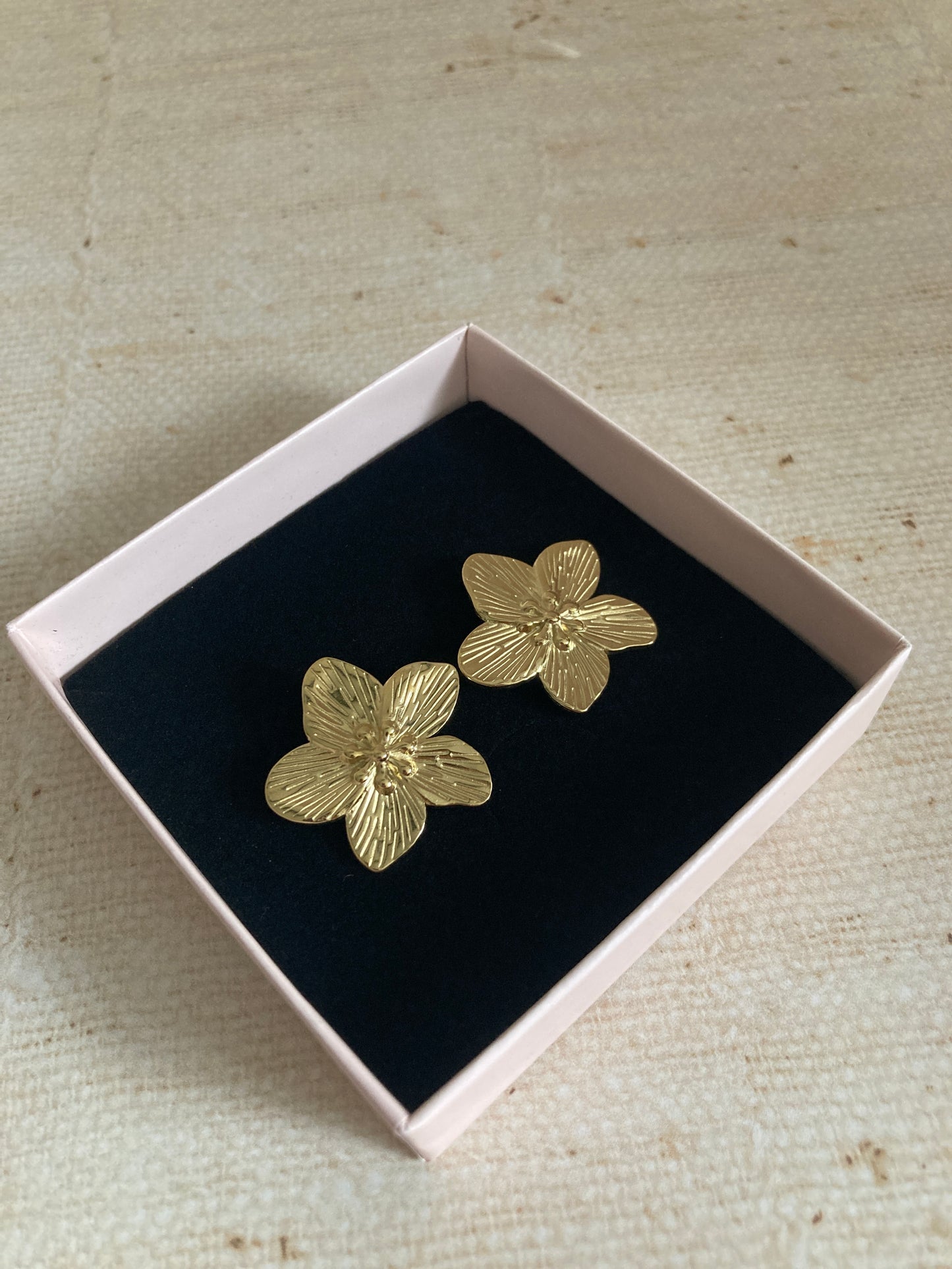 Dainty Gold Flower Stud Earrings (ST868)