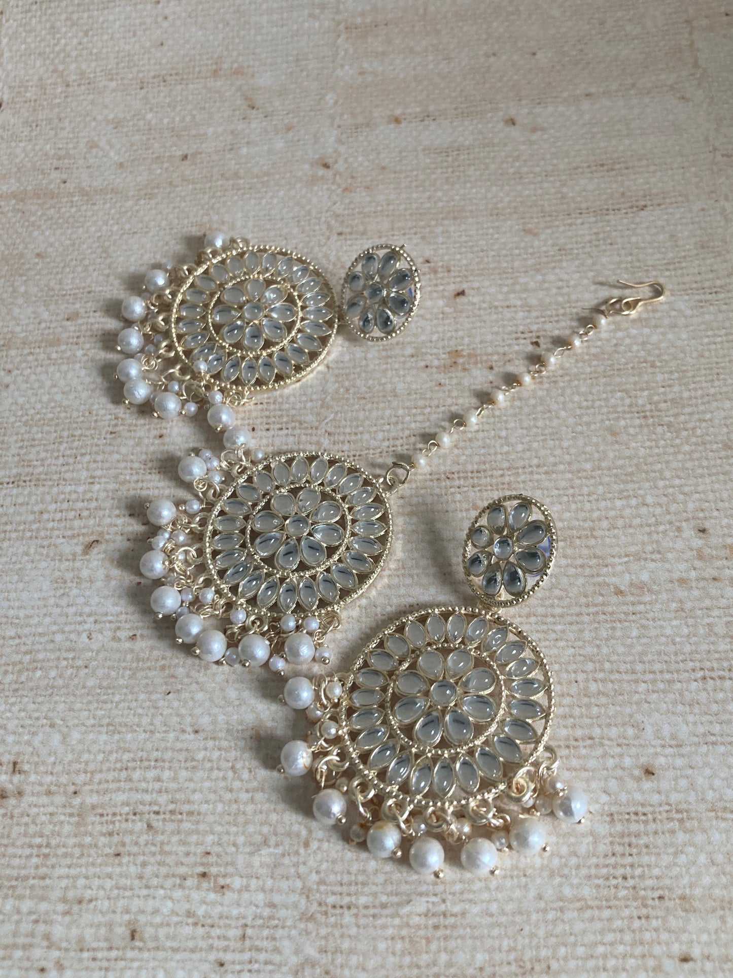 White Gold Plated Kundan Pearl Earrings And Tikka Set (ST891)