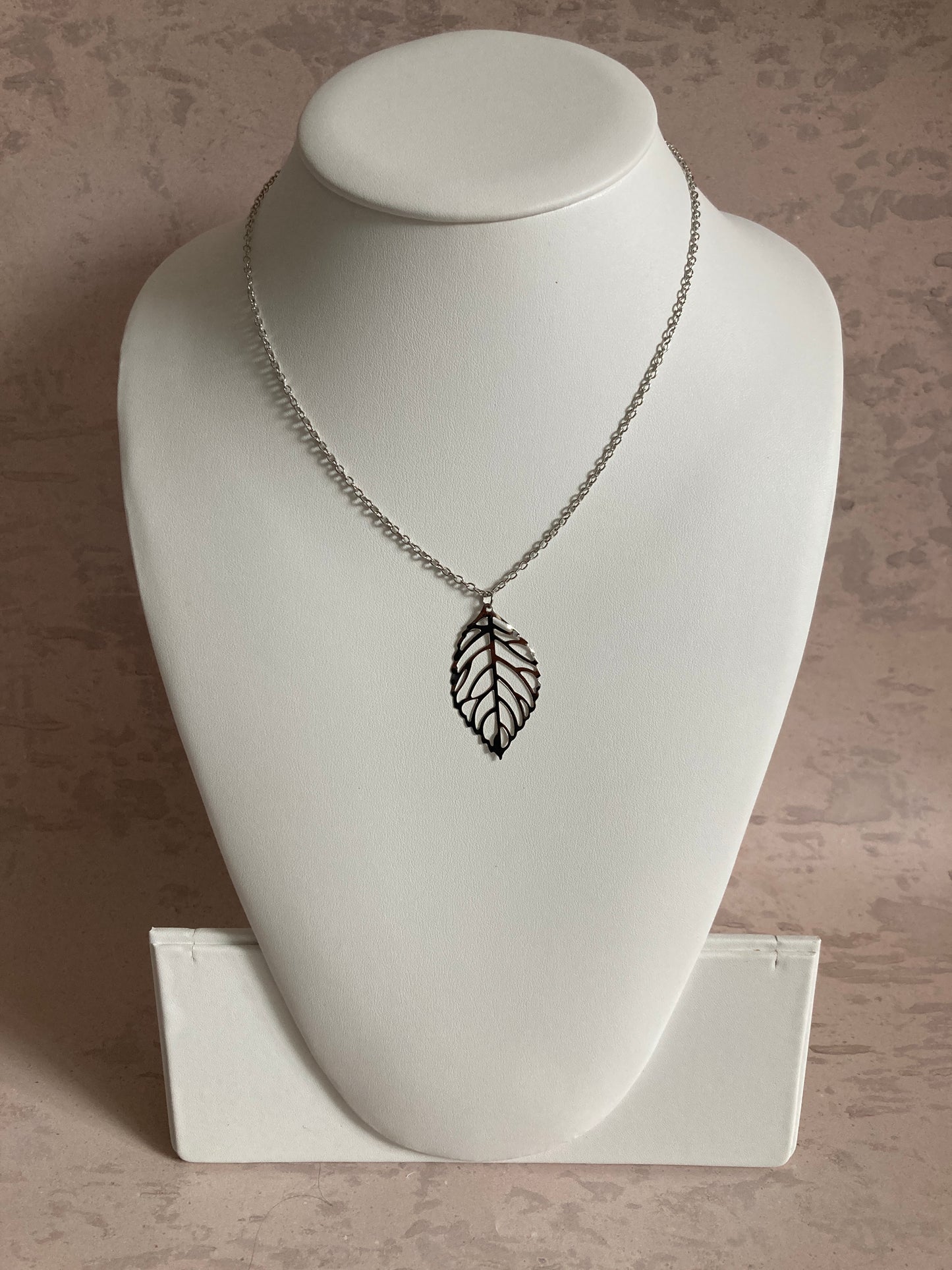 Hollow Single Leaf Necklace (ST202) (Silver)