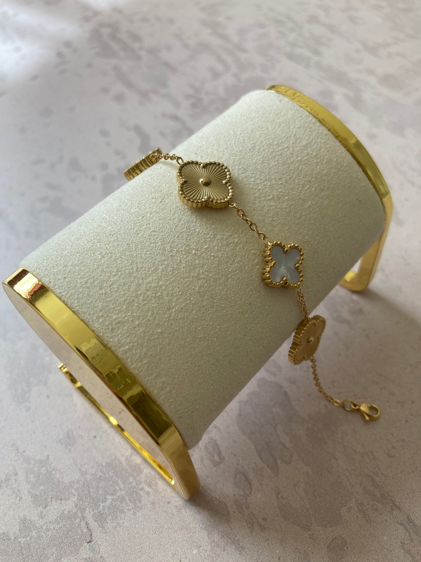 Gold And White Clover Bracelet (ST769)